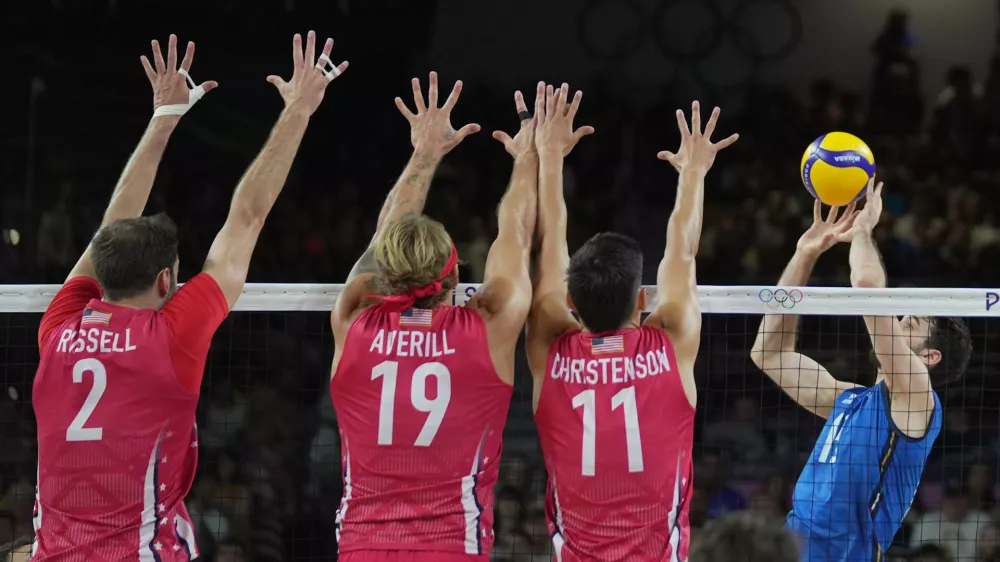 09 August 2024, France, Paris: Italy and USA players in action during the men's volleyball bronze medal match between Italy and USA at the South Paris Arena, as part of the Paris 2024 Olympic Games. Photo: Spada/LaPresse via ZUMA Press/dpa