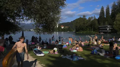 turisti turizemkopališče Mala Zaka29.07.2024 - Kopanje v blejskem jezeru, Bled. FOTO: Nik Erik Neubauer