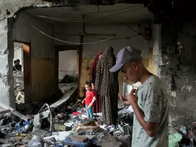 Palestinians look at the damage at the site of an Israeli strike on a school sheltering displaced people, amid the Israel-Hamas conflict, in Gaza City August 10, 2024. REUTERS/Mahmoud Issa   TPX IMAGES OF THE DAY