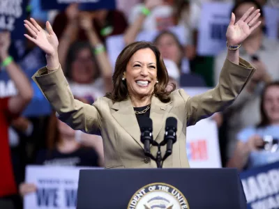 09 August 2024, US, Glendale: US Vice President Kamala Harris speaks to the crowd at a rally at Desert Diamond Arena in Glendale, Arizona. Photo: Gage Skidmore/ZUMA Press Wire/dpa