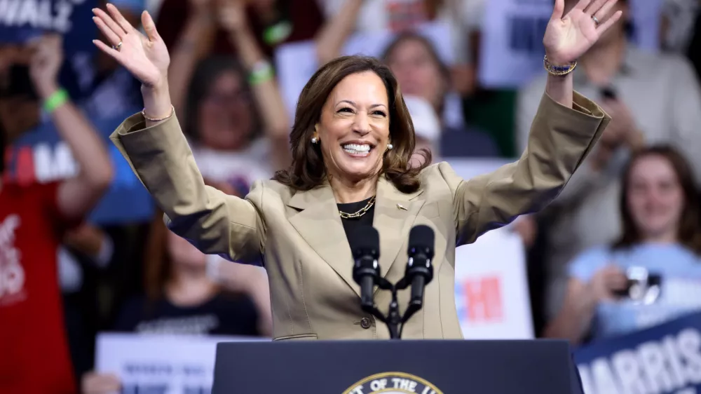 09 August 2024, US, Glendale: US Vice President Kamala Harris speaks to the crowd at a rally at Desert Diamond Arena in Glendale, Arizona. Photo: Gage Skidmore/ZUMA Press Wire/dpa