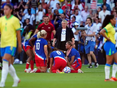 10 August 2024, France, Paris: USA manager Emma Hayes with her players following their victory over Brazil in the Women's Gold Medal soccer Match between USA and Brazil at Parc des Princes, on the fifteenth day of the 2024 Paris Olympic Games. Photo: Mike Egerton/PA Wire/dpa