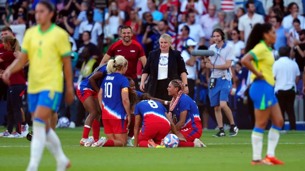 10 August 2024, France, Paris: USA manager Emma Hayes with her players following their victory over Brazil in the Women's Gold Medal soccer Match between USA and Brazil at Parc des Princes, on the fifteenth day of the 2024 Paris Olympic Games. Photo: Mike Egerton/PA Wire/dpa