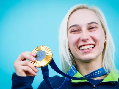 Francija, Pariz.Poletne olimpijske igre 2024 v Parizu.Finalna preizkusnja v tezavnostnem plezanju za zenske.Slovenska plezalka Janja Garnbret z zlato olimpijsko medaljo.