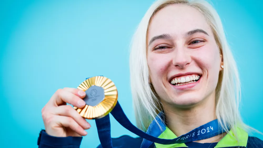 Francija, Pariz.Poletne olimpijske igre 2024 v Parizu.Finalna preizkusnja v tezavnostnem plezanju za zenske.Slovenska plezalka Janja Garnbret z zlato olimpijsko medaljo.