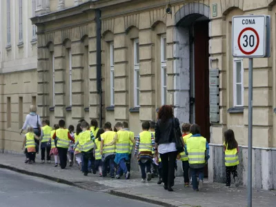 Uvajanje con 30 v bližini vrtcev, šol, domov za starejše in podobno bi moralo biti prioriteta. Foto: Tomaž Skale 