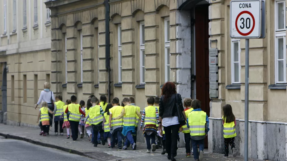 Uvajanje con 30 v bližini vrtcev, šol, domov za starejše in podobno bi moralo biti prioriteta. Foto: Tomaž Skale 