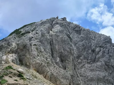 gore simbolična fotografija