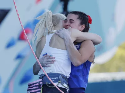 Paris 2024 Olympics - Climbing - Women's Boulder & Lead, Final Lead - Le Bourget Sport Climbing Venue, Le Bourget, France - August 10, 2024. Erin Gold medallist Janja Garnbret of Slovenia and silver medallist Brooke Raboutou of United States celebrate. REUTERS/Anushree Fadnavis