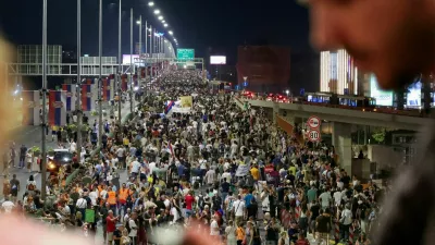 Demonstranti so s pohodom čez Novi Beograd blokirali tudi eno izmed glavnih prometnic. Foto: Reuters