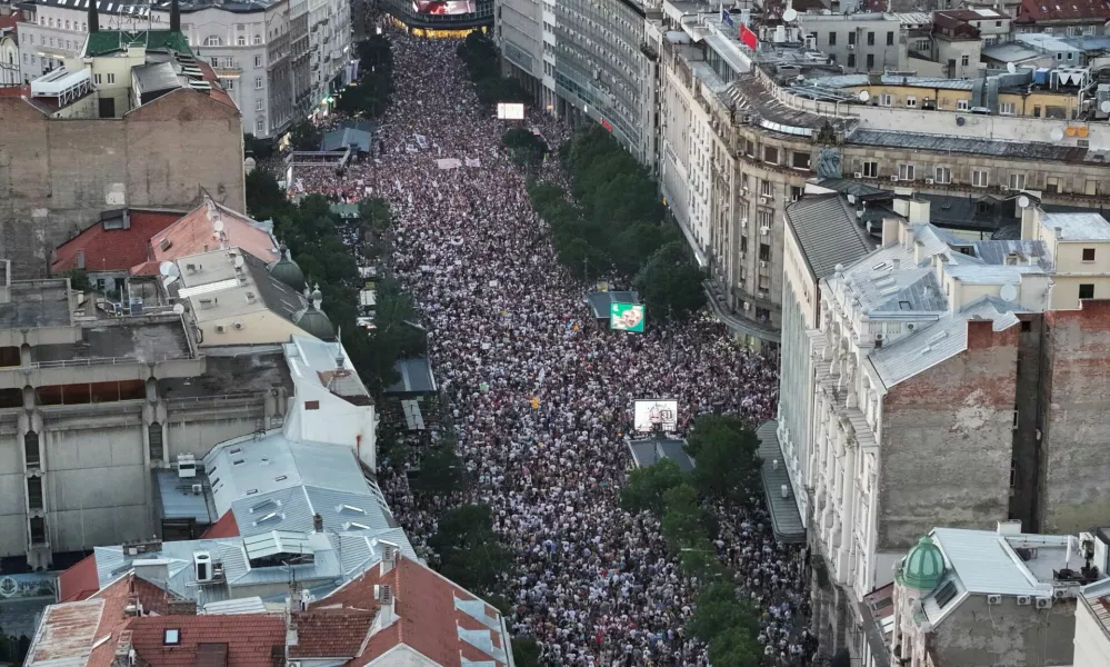 Središče Beograda se je napolnilo z ljudmi, ki so protestirali proti rudniku litija. Foto: Reuters