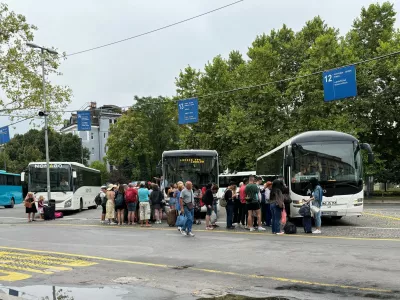 Pred avtobusi, ki peljejo do Obale, je na ljubljanski avtobusni postaji vsak dan dolga vrsta čakajočih. Foto: Tamara Čalošević