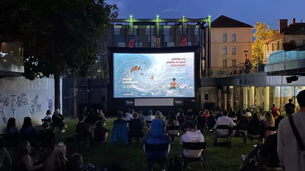 Festival Poletje na platnu in med platnicami bo v tem tednu s filmi, pogovori in začasno knjigarno oživil Muzejsko ploščad Metelkova. Foto: arhiv zavoda Divja misel