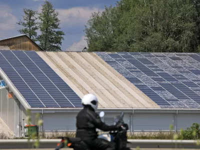 Slovenska Bistrica - Ljubljanska cesta - Okolje - Narava - naravni pojavi - Neurje s točo - posledice toče - toča - Ilustracija - Tematika - poškodovana sončna elektrarna na strehi Ograje-1a - fotovoltaika - paneli sončne elektrarne - fotovoltaike - - Avtor: Andrej Petelinšek