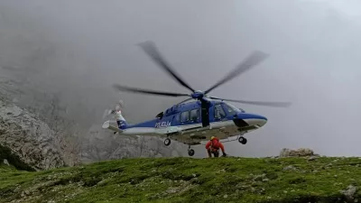 Gorski reševalci so sredi noči v megli in snegu iz visokogorja reševali češka pohodnika. 