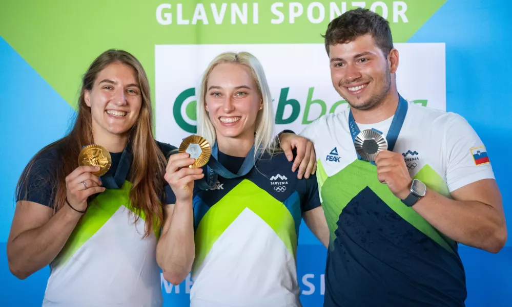 Ljubljana, Zelezniski muzej.Novinarsko druzenje s clani slovenske olimpijske reprezentance pred vecernim sprejemom na Kongresnem trgu.