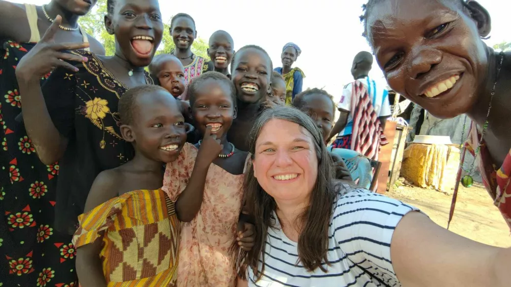 Jana Lampe je na terenskem obisku v Južnem Sudanu videla, da ljudje nimajo ničesar, pa so kljub vsemu še veseli. "To je nekaj, kar bi se morali od njih naučiti," je prepričana. / Foto: Osebni Arhiv