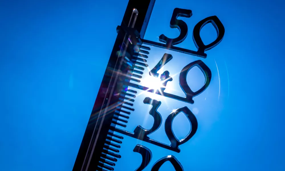 FILED - 19 July 2022, Mecklenburg-Vorpommern, Schwerin: A view of an outdoor thermometer. Photo: Jens Büttner/dpa