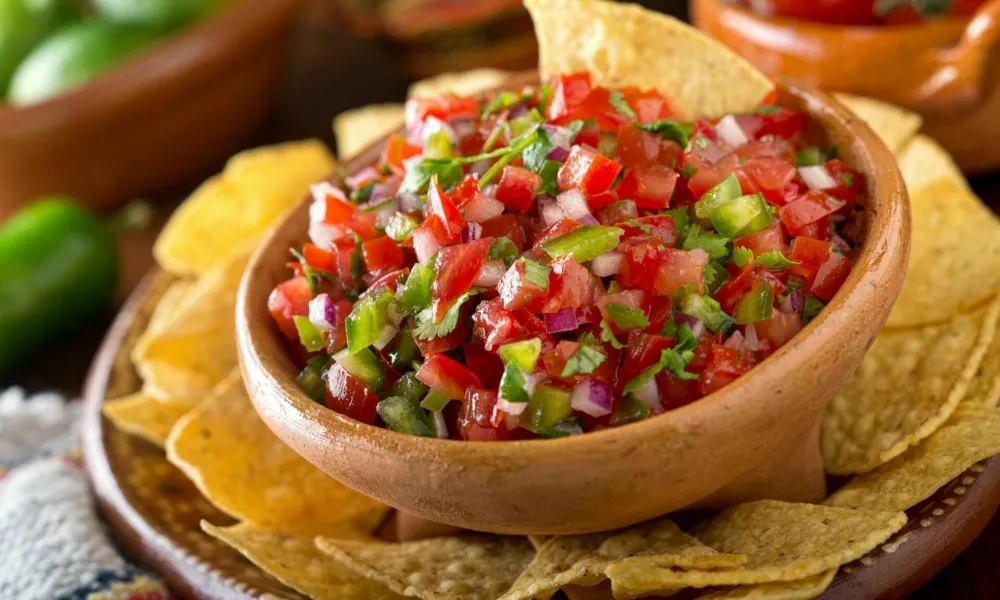 A delicious home made salsa pico de gallo with tomato, red onion, lime, cilantro, and jalapeno pepper. / Foto: Fudio