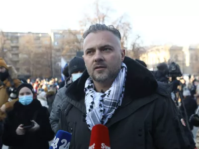 ﻿Anis Ličina, eden glavnih pobudnikov nasilnega protesta 5. novembra- 13.01.2021 – Trg republike - protestni shod v organizaciji civilne iniciative Maske dol pod geslom Enotni in svobodni smo pod Triglavom doma – protest  //FOTO: Luka Cjuha.