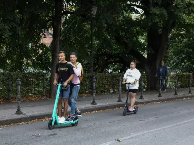  - nevarna vožnja s skiroji - 31.08.2022 – Električni skiroji podjetja Bolt v Ljubljani – omejitev hitrosti izposojenih e-skirojev v peš coni na pet kilometrov na uro.  //FOTO: Luka Cjuha