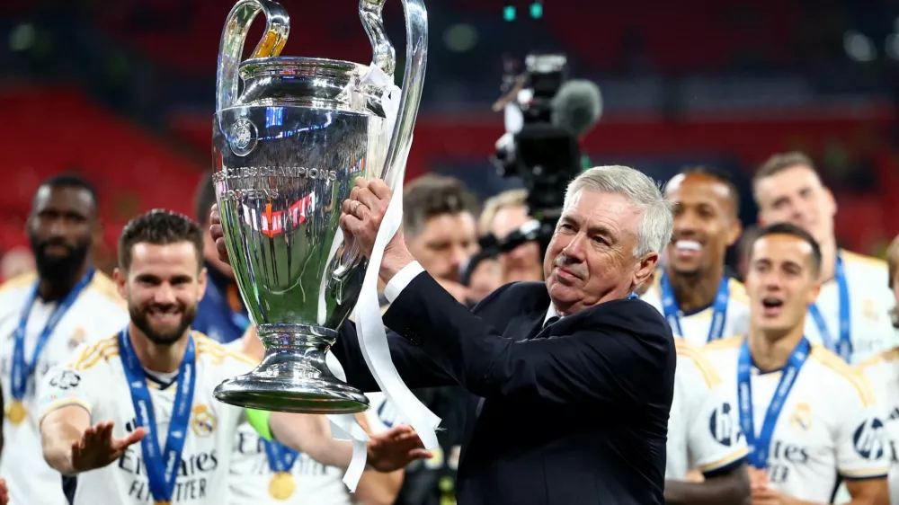 Carlo Ancelotti je letos že visoko dvignil v zrak pokal za zmagovalca lige prvakov, danes ima priložnost, da svoji zbirki doda še eno lovoriko. Foto:  Reuters