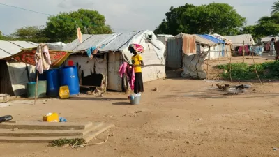 V begunskem kampu v Jubi v Južnem Sudanu, ki je zgrajen kar na pokopališču, biva več kot 1200 ljudi. / Foto: Jana Lampe