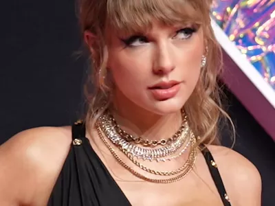 Taylor Swift podpira močna baza oboževalcev po vsem svetu, ki jih imenujejo "Swifties". (F Wikipedia)