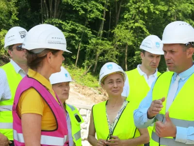 Ministrica za infrastrukturo Alenka Bratušek in blejski župan Anton Mežan sta si lani skupaj ogledala gradbišče južne obvoznice. Foto: STA