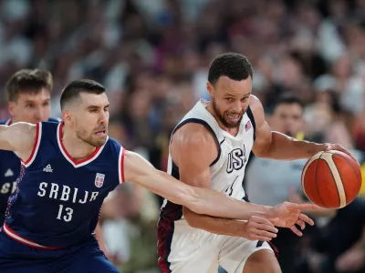 08 August 2024, France, Paris: USA's Stephen Curry and Serbia's Ognjen Dobric in action during the men's semi-final basketball match between Serbia and USA during the Paris 2024 Olympic Games at the Bercy Arena. Photo: Marcus Brandt/dpa