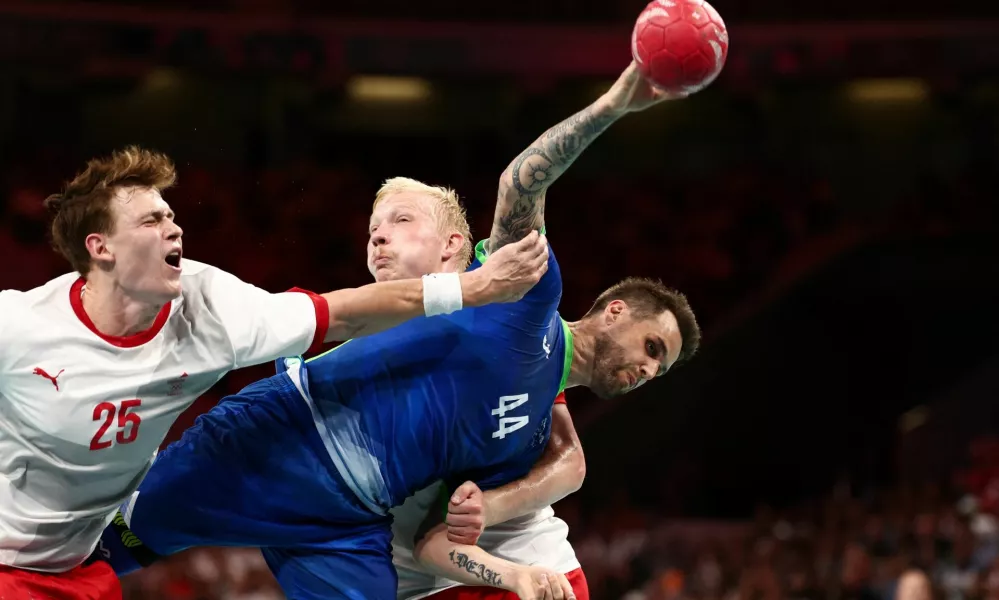 Paris 2024 Olympics - Handball - Men's Semifinal - Slovenia vs Denmark - Lille, Pierre Mauroy Stadium, Villeneuve-d'Ascq, France - August 09, 2024. Lukas Joergensen of Denmark, Dean Bombac of Slovenia and Magnus Saugstrup of Denmark in action REUTERS/Eloisa Lopez