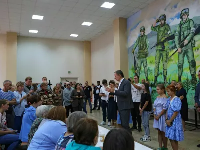 Governor of the Belgorod region Vyacheslav Gladkov talks to evacuees from the Belgorod region who left their homes following an incursion of Ukrainian troops in the course of Russia-Ukraine conflict, at a temporary accommodation centre in the city of Stary Oskol in the Belgorod Region, Russia August 14, 2024. REUTERS/Stringer REFILE - CORRECTING FROM "KURSK REGION" TO "BELGOROD REGION\