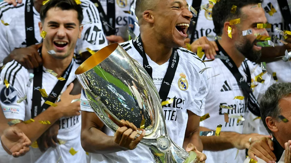 Nogometaši Reala iz Madrida so že šestič v zgodovini osvojili evropski superpokal, prvič jim je do lovorike pomagal Kylian Mbappe. Foto: Reuters