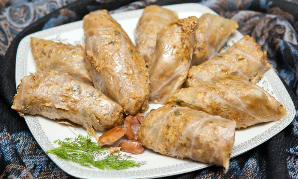 Cabbage rolls in Azerbaijani with walnut and chestnut stuffing on plate / Foto: Duy Doan