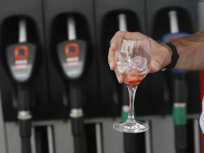 - ilustrativna fotografija - Bencinski servis črpalka Petrol - alkohol - vožnja pod vplivom alkohola//FOTO: Tomaž Skale