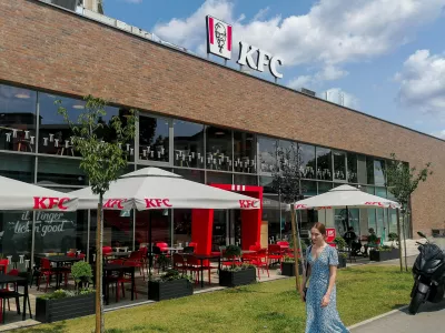 25.07.2024. Restavracija hitre prehrane KFC na Tržaški cesti v Ljubljani. Foto: Bojan Velikonja 