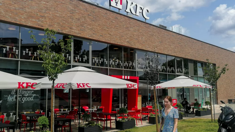 25.07.2024. Restavracija hitre prehrane KFC na Tržaški cesti v Ljubljani. Foto: Bojan Velikonja 