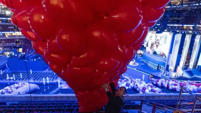 Brez balonov na konvencijah ne gre. Moški jih pomaga spraviti pod strop dvorane United Center v Chicagu, od koder jih bodo spustili med udeležence. Foto:  AP