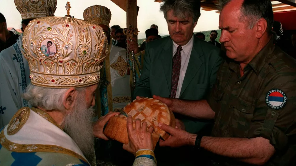 Ratko mladić (na fotografiji desno)