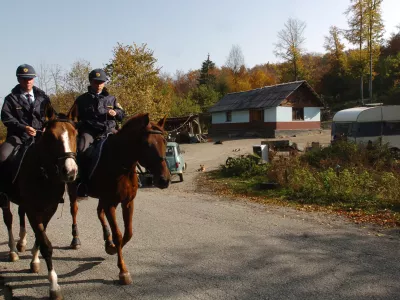 Ambrus - romsko naselje Dečja vas pri Zagradcu - Romi - Policija - krajani Abrusa zahtevali rešitev romske problematike - zaradi incidenta, ko naj bi prišlo do pretepa med prebivalcem romskega naselja in Ambrušanom,//FOTO: Matej PovšeOPOMBA: ZA OBJAVO V ČASOPISU DNEVNIK