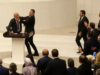 Turkey's AK Party lawmaker Alpay Ozalan scuffles with Workers' Party of Turkey (TIP) lawmaker Ahmet Sik, who was speaking during an extraordinary meeting of the Turkish parliament to discuss jailed opposition lawmaker Can Atalay's return to the assembly, in Ankara, Turkey August 16, 2024. REUTERS/Cagla Gurdogan   TPX IMAGES OF THE DAY