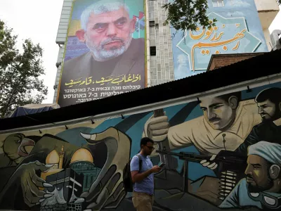 FILE PHOTO: A billboard with a picture of newly appointed Hamas leader Yahya Sinwar is displayed on a building in a street in Tehran, Iran, August 12, 2024. Majid Asgaripour/WANA (West Asia News Agency) via REUTERS ATTENTION EDITORS - THIS PICTURE WAS PROVIDED BY A THIRD PARTY/File Photo