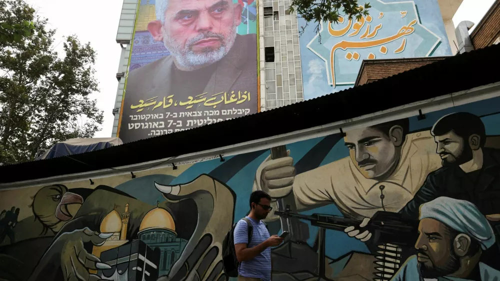 FILE PHOTO: A billboard with a picture of newly appointed Hamas leader Yahya Sinwar is displayed on a building in a street in Tehran, Iran, August 12, 2024. Majid Asgaripour/WANA (West Asia News Agency) via REUTERS ATTENTION EDITORS - THIS PICTURE WAS PROVIDED BY A THIRD PARTY/File Photo