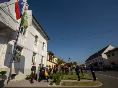 Crensovci.Predsednica republike Natasa Pirc Musar je pred dnevom zdruzitve prekmurskih Slovencev z maticnim narodom polozila venec k spomeniku narodnemu buditelju Jozefu Kleklu v Crensovcih.