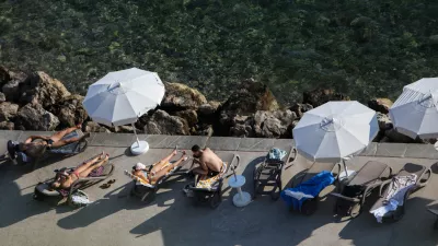 - kopanje, sončenje, UV žarki, dopust, počitnice, motje.- 11.07.2024. - Plaža pod Grand Hotelom Bernardin v Portorožu.//FOTO: Bojan Velikonja