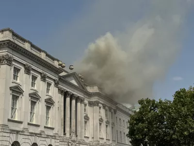 17 August 2024, United Kingdom, London: Smoke billows from a fire on the roof of Somerset House in the city center. The historic Somerset House is one of London's most famous buildings and is now used as a cultural center. Photo: Shivansh Gupta/PA Wire/dpa