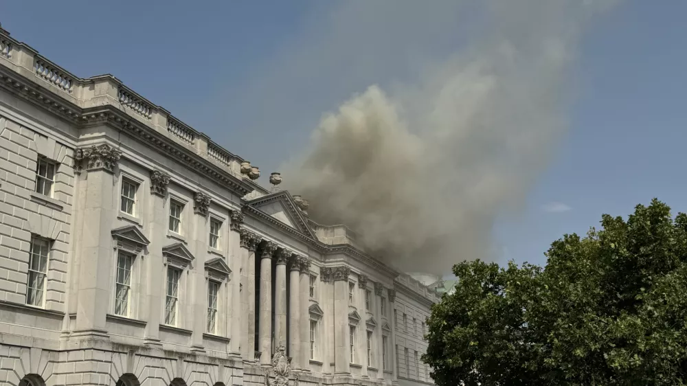 17 August 2024, United Kingdom, London: Smoke billows from a fire on the roof of Somerset House in the city center. The historic Somerset House is one of London's most famous buildings and is now used as a cultural center. Photo: Shivansh Gupta/PA Wire/dpa