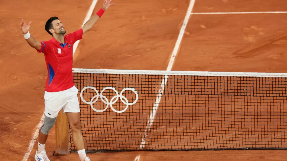 Paris 2024 Olympics - Tennis - Men's Singles semifinals - Roland-Garros Stadium, Paris, France - August 02, 2024. Novak Djokovic of Serbia celebrates after winning his match against Lorenzo Musetti of Italy. REUTERS/Violeta Santos Moura