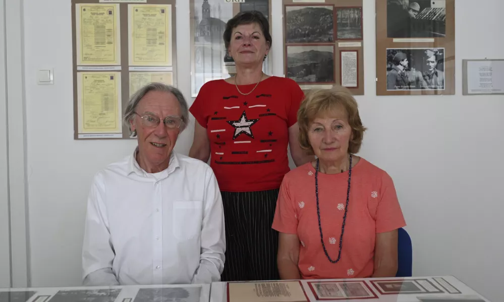 Angleško-slovenska zakonca Colin in Nada Brooks (spredaj), ki s pomočjo predsednice krajevne organizacije Zveze borcev Zadvor - Sostro Marijo Mijo Kocjančič odkrivata družinsko partizansko zgodovino. Foto: Nik Erik Neubauer