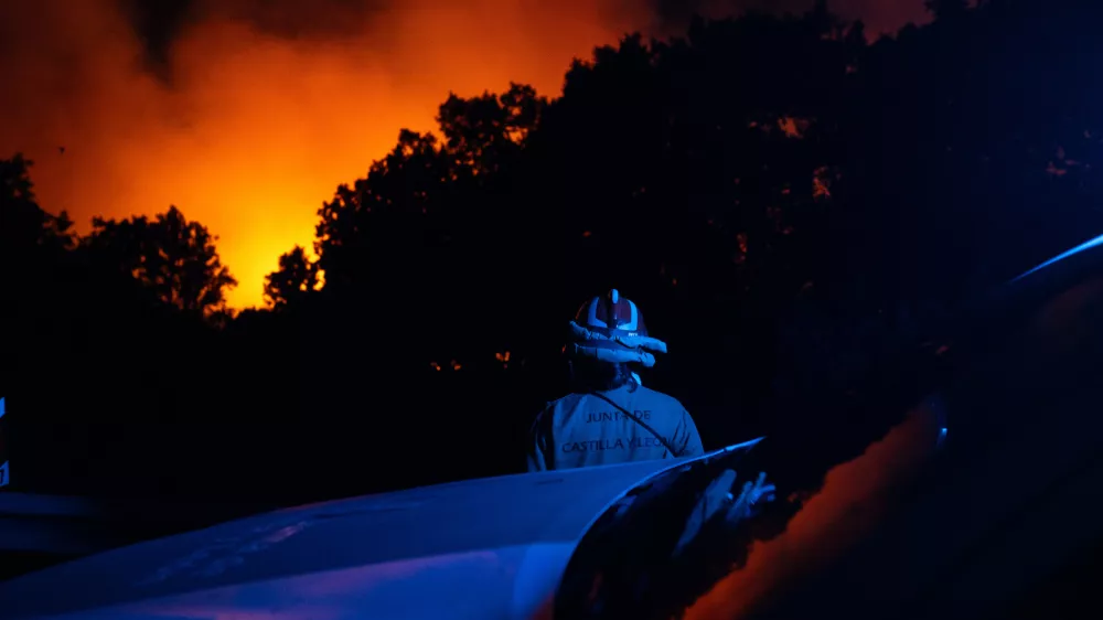 17 August 2024, Spain, Trabazos: Several terrestrial troops act during a forest fire in Trabazos. The Consejería de Medio Ambiente, Vivienda y Ordenación del Territorio has raised to level 2 of danger the fire declared in the term of Trabazos. Photo: Emilio Fraile/EUROPA PRESS/dpa